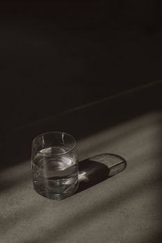 一杯水投射的阴影构成了极简主义的画面，展现出简单的优雅
