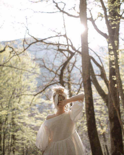 Бесплатное стоковое фото с белое платье, вертикальный выстрел, вид сзади