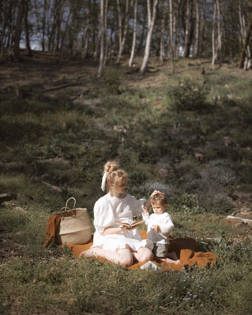 Photos gratuites de arbres, champ d'herbe, enfant