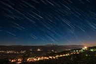 克罗地亚一个村庄上空，夜间长时间曝光捕捉到令人惊叹的星迹