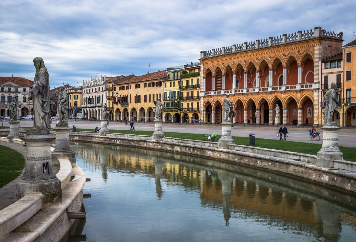 Prato della Valle din Padova, cu statui pe malul canalului