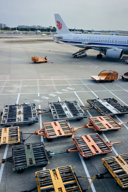 Безкоштовне стокове фото на тему «аеропорт, вантаж, вертикальні постріл»
