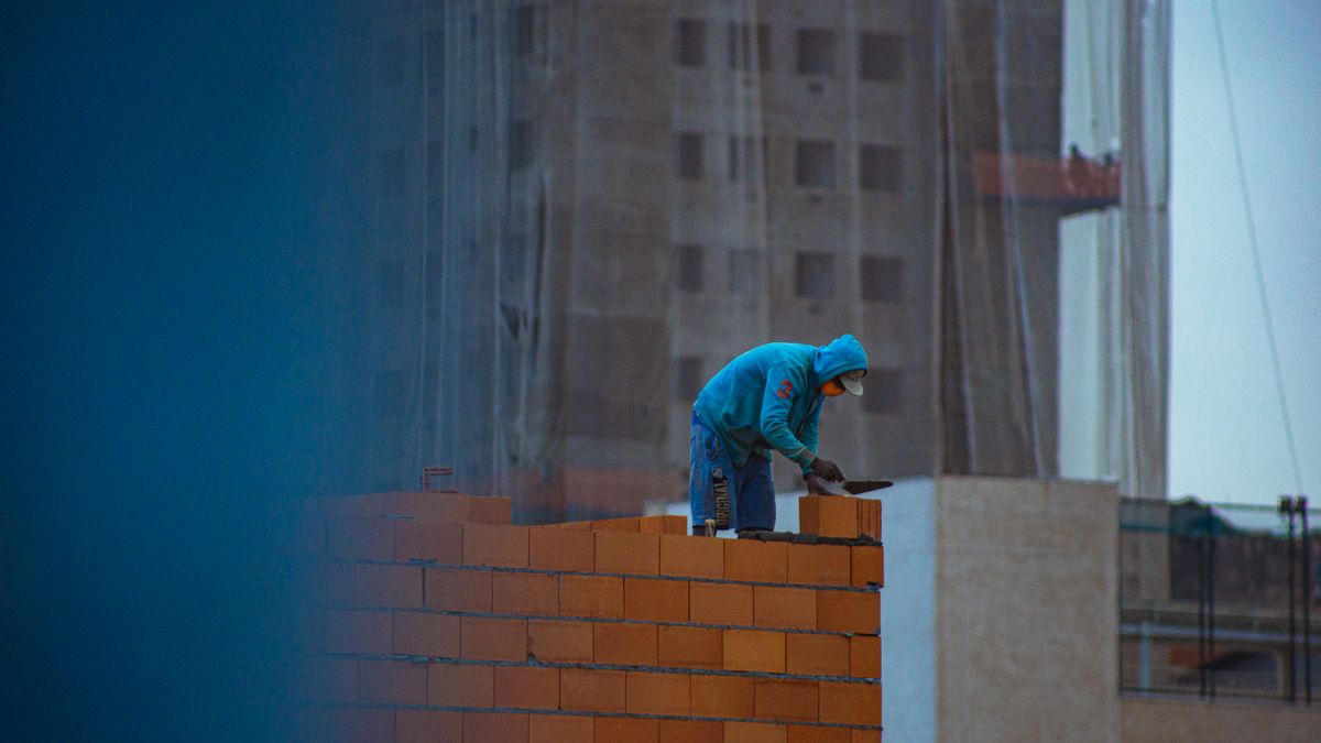 Albañil levantando un muro de ladrillo