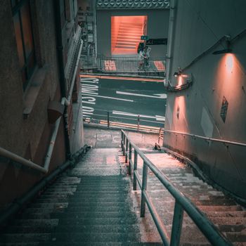 城市楼梯在路灯下喜怒无常地通往城市大道