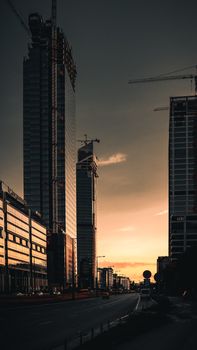 华沙摩天大楼上美丽的日落，展现了城市的建筑风貌