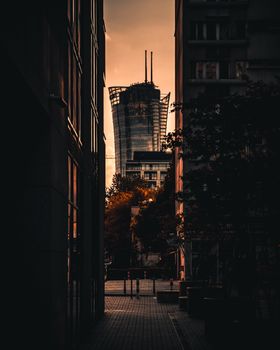 日落时分，华沙摩天大楼周围的小巷建筑呈现出忧郁的镜头
