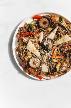 这道荞麦面配上蔬菜和芝麻，令人垂涎欲滴，是日本美食的绝佳选择