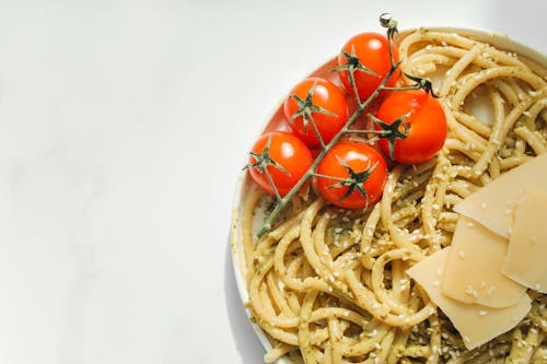 Noodles with Cheese and Tomatoes 