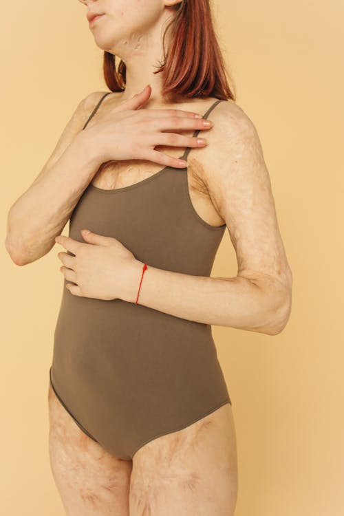 Darmowe zdjęcie z galerii z beżowe tło, brązowe stroje kąpielowe, kobieta