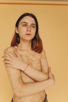 这幅艺术肖像捕捉了烧伤幸存女性的力量与美丽，彰显了她们的坚韧