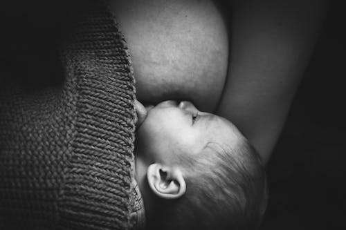 Gratis stockfoto met baby, babytijd, borstvoeding