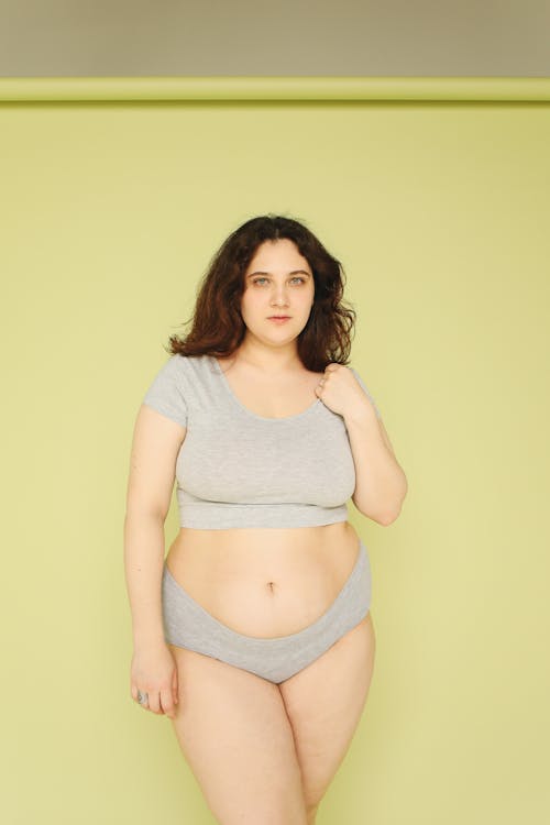 Kostnadsfri bild av extra stor storlek, feminism, grön bakgrund