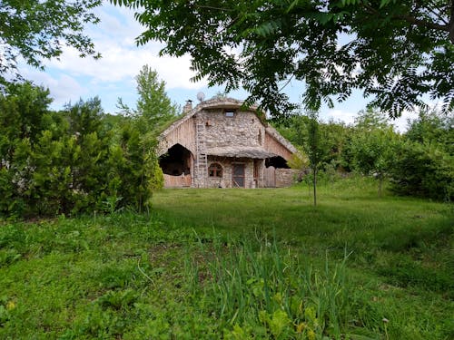 Darmowe zdjęcie z galerii z architektura przyrodnicza, hobbit, kamienny budynek