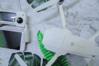 在家庭录音课上，白天时，白色无人机小工具被放置在附近的电子设备、控制器和智能手机旁