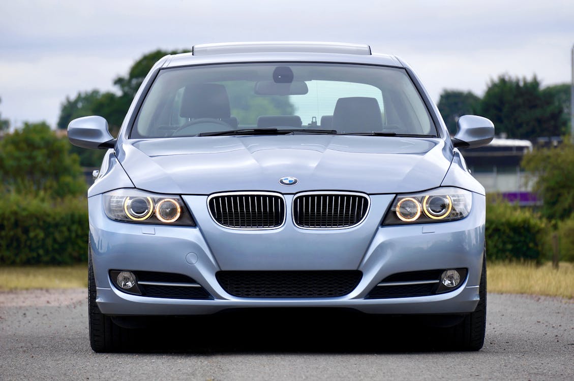 Silber Bmw Auto Auf Dem Parkplatz