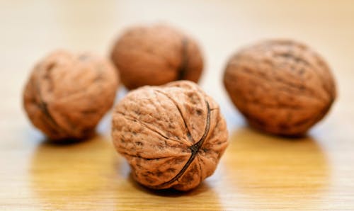 Nueces Marrones En La Mesa