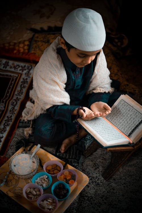 Kostnadsfri bild av be, islam, läsning