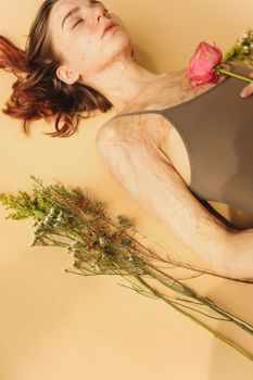 一位女士与鲜花共卧于柔和背景之上，这幅艺术肖像象征着美丽与宁静