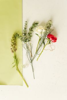 浅色表面上点缀着各种花卉，排列优雅简单，非常适合装饰