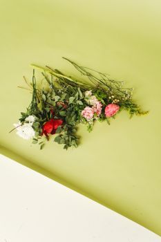 精致的混合花朵花束，在绿色背景衬托下，非常适合春季主题