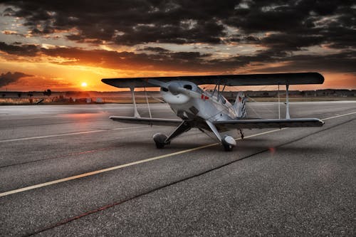 Free Schwarzweiss Luftfahrtflugzeug, Das Während Des Sonnenuntergangs Ankommt Stock Photo