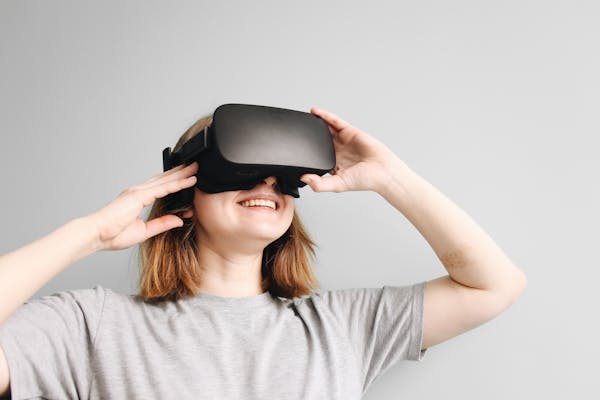The Affordability and Accessibility of VR/AR for Online Learners - Featured Image