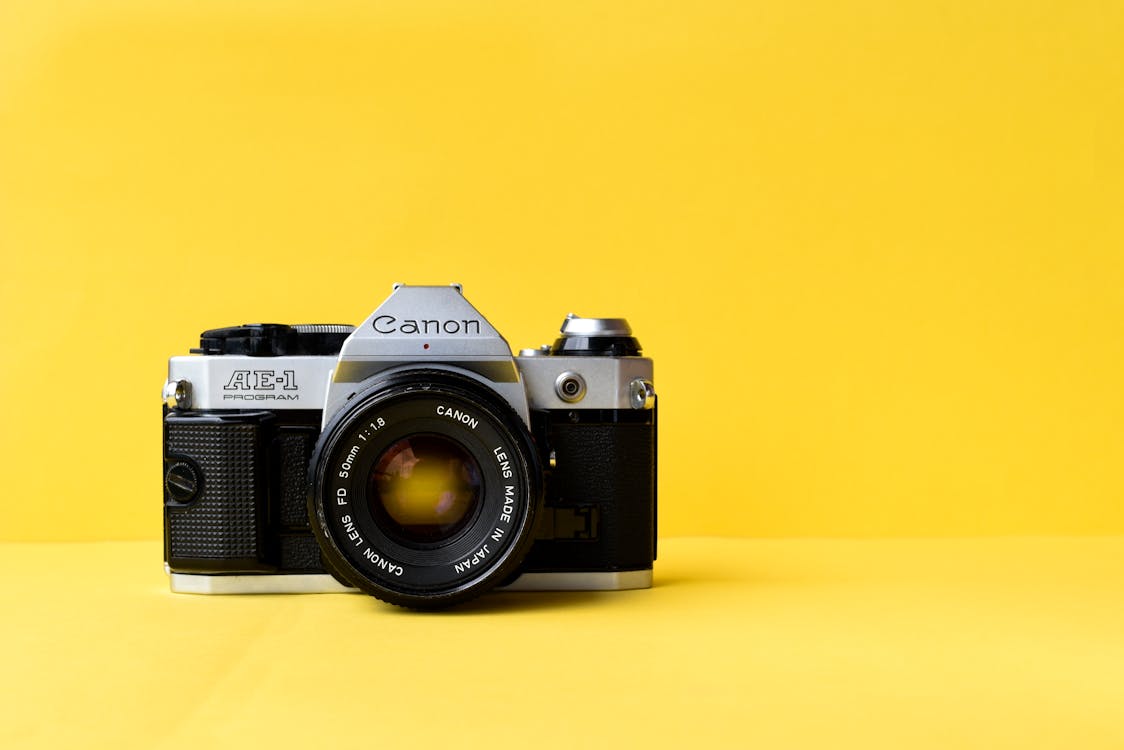 Бесплатное стоковое фото с canon, аналоговая камера, желтый фон
