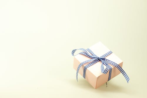 무료 분홍색 상자에 파란색 흰색 리본 스톡 사진