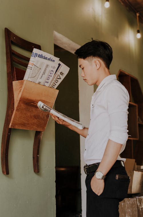 Homem Asiático Estiloso Lendo Jornal Em Casa