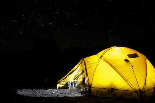 在星夜下的黃色帳篷