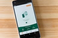 智能手机的接触检测应用程序界面显示在木桌上