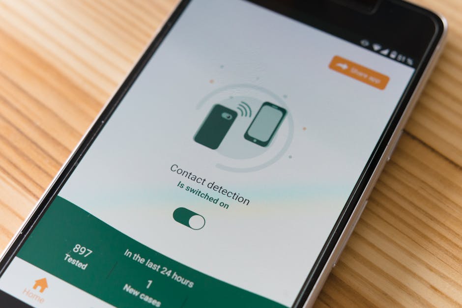 Vianmääritys – mitä tehdä, jos leikepöytä ei toimi Vianmääritys – mitä tehdä, jos leikepöytä ei toimi - Close-up of smartphone displaying contact detection app on wooden surfac