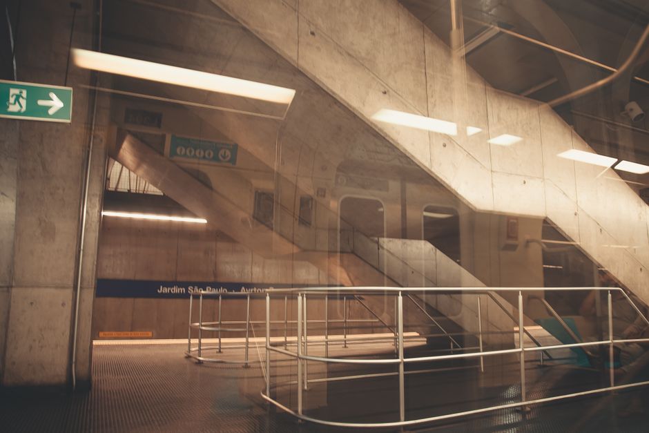 Como Criar um Jardim Vertical em Apartamento: Passo a Passo 2 Concrete and steel architecture at Jardim São Paulo subway.