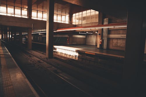 Darmowe zdjęcie z galerii z dworzec kolejowy, platforma, pusty