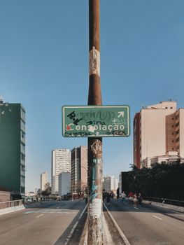 巴西圣保罗的城市街景以建筑物和涂鸦覆盖的标志为特色