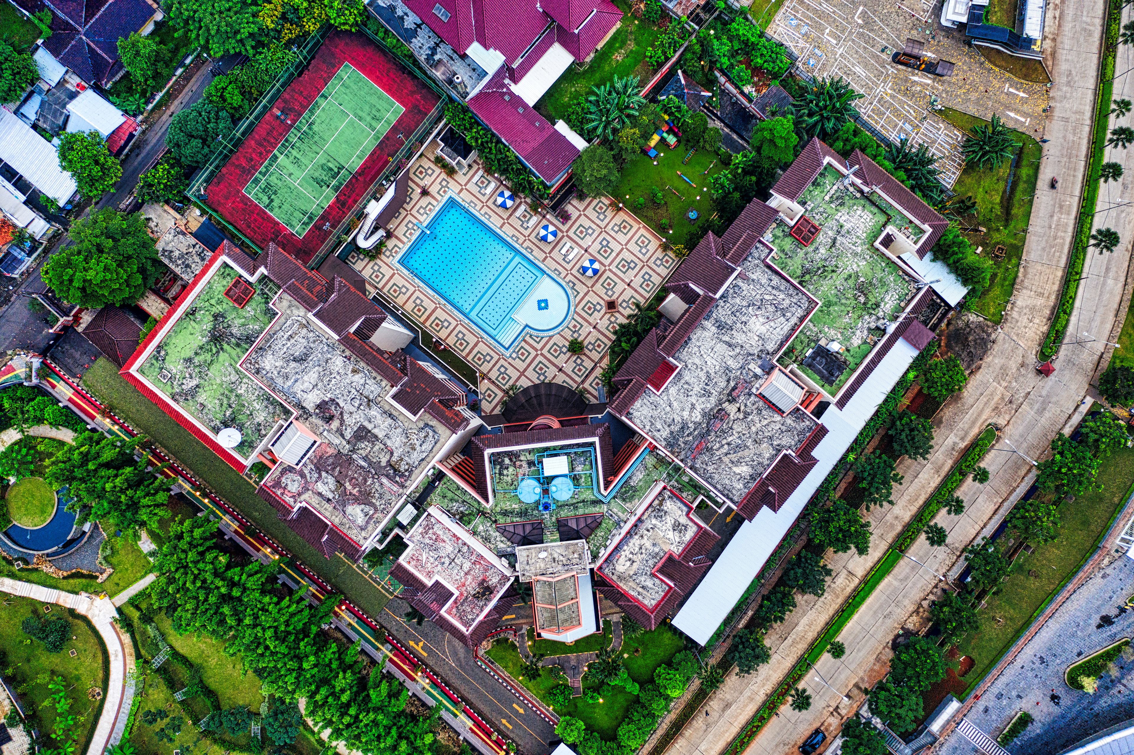 Jakarta hotel rooftop pool
