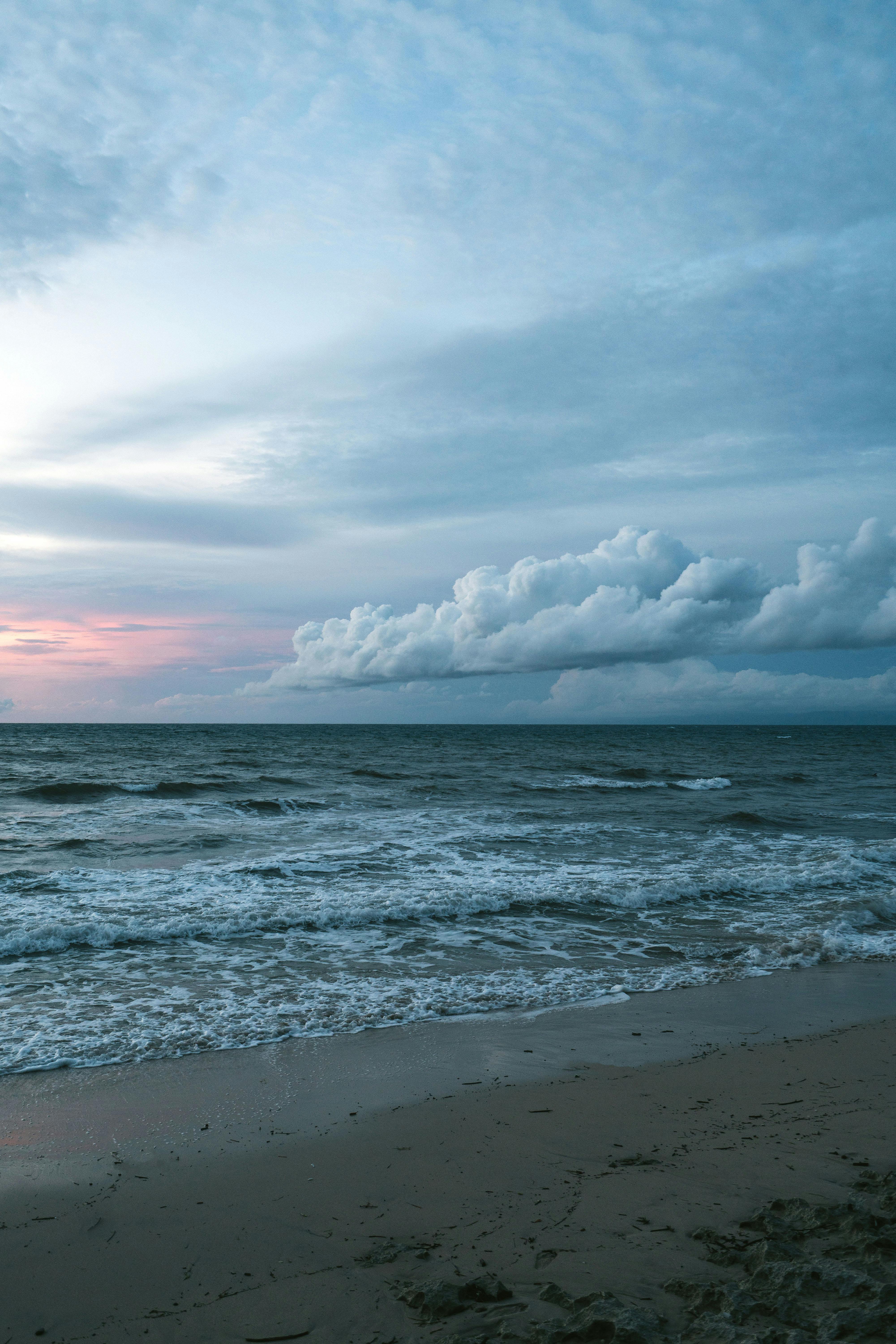 Seascape in cloudy weather in sundown · Free Stock Photo
