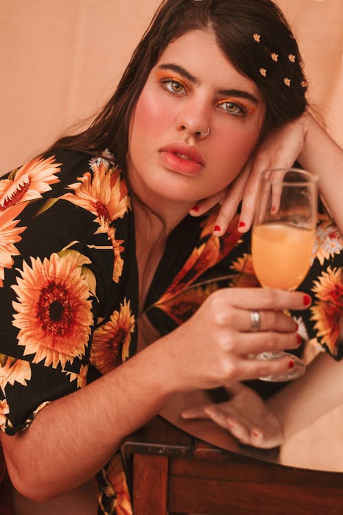 Gratis stockfoto met bloemen shirt, drankje, drinken