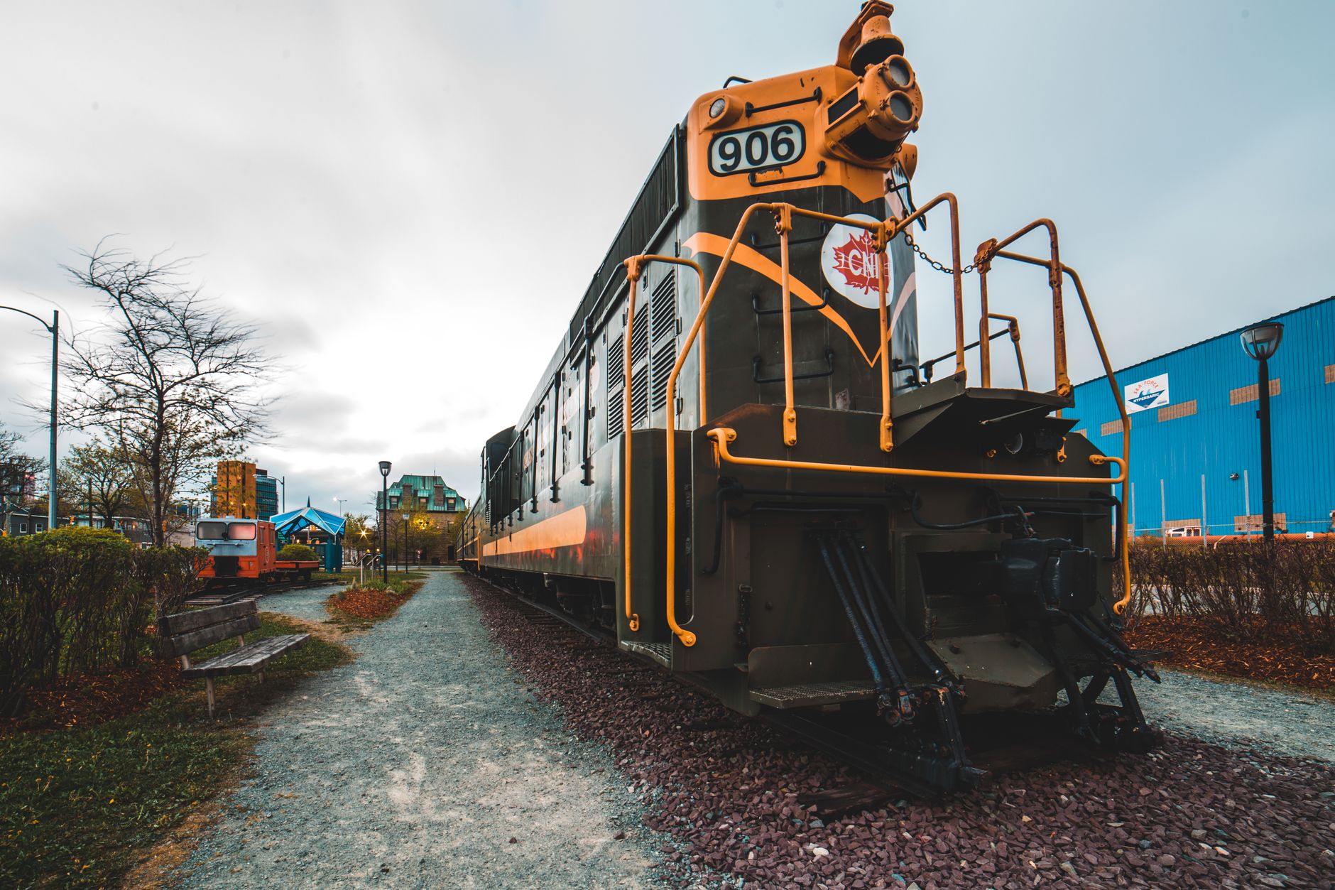 FOTO | Două locomotive modernizate cu fonduri PNRR au sosit în Gara de Nord, botezate în onoarea Luciei Sturdza Bulandra și a lui Ioan Cantacuzino