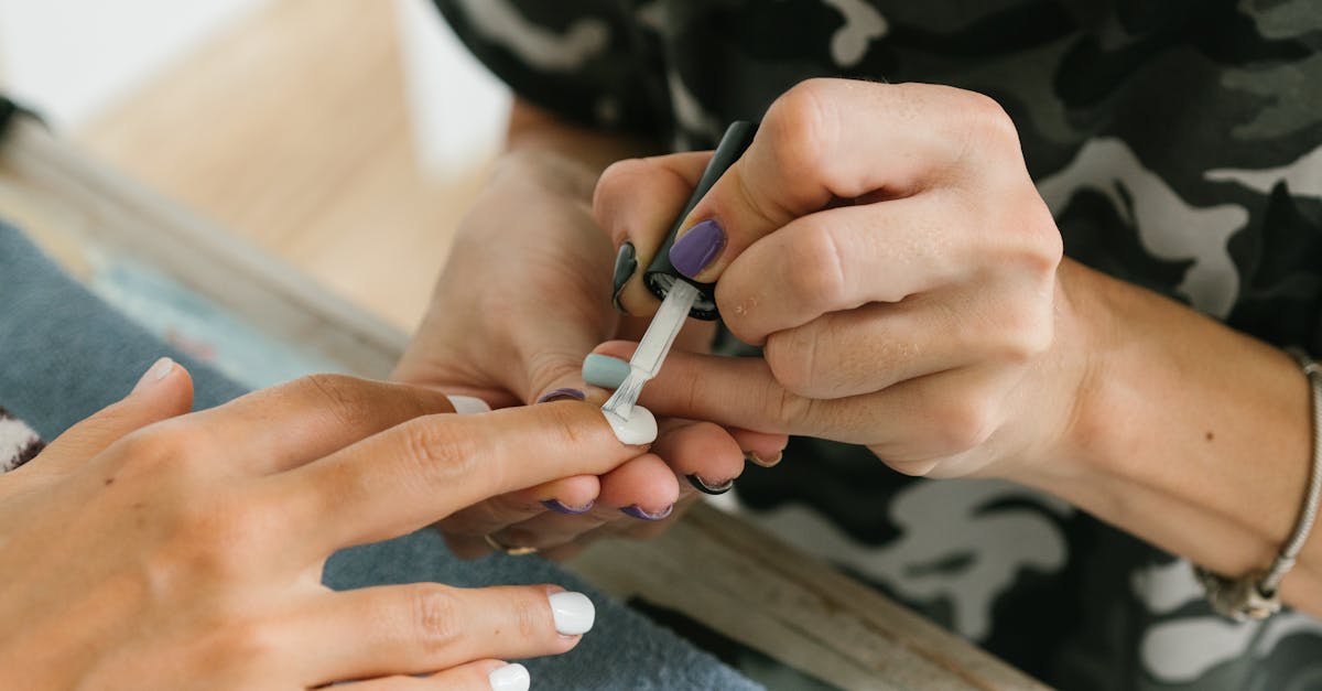 How to remove shellac nail polish at home with foil