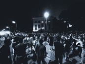 田纳西州查塔努加市，一大群人聚集在夜间抗议的单色场景中