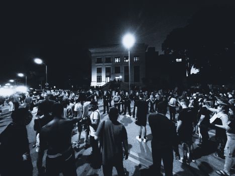 田纳西州查塔努加市，一大群人聚集在夜间抗议的单色场景中