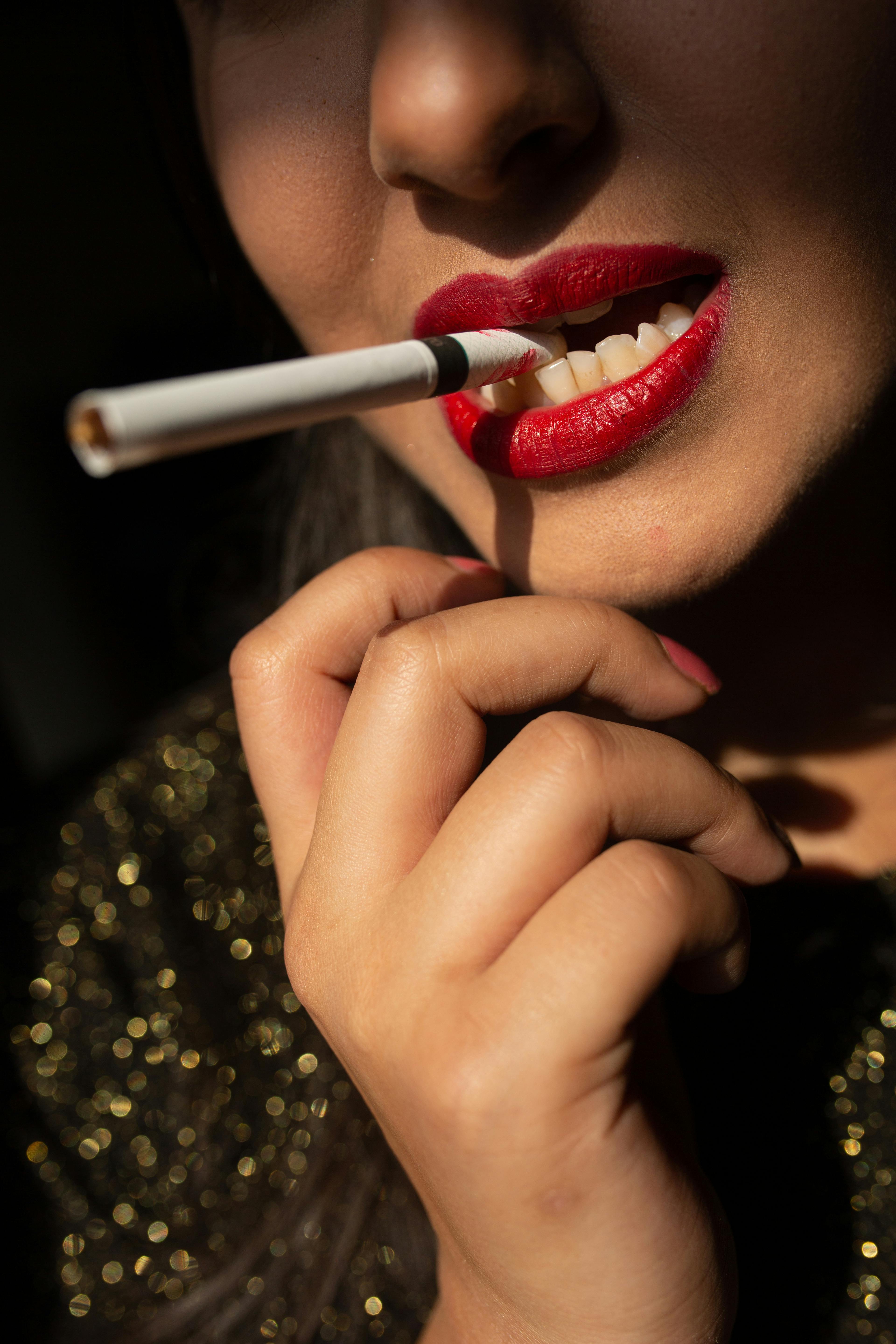 Lege med Bowling Stedord A Woman with Red Lips Smoking a Cigarette · Free Stock Photo