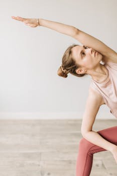 年轻女子通过瑜伽伸展身体，体现了健身与放松