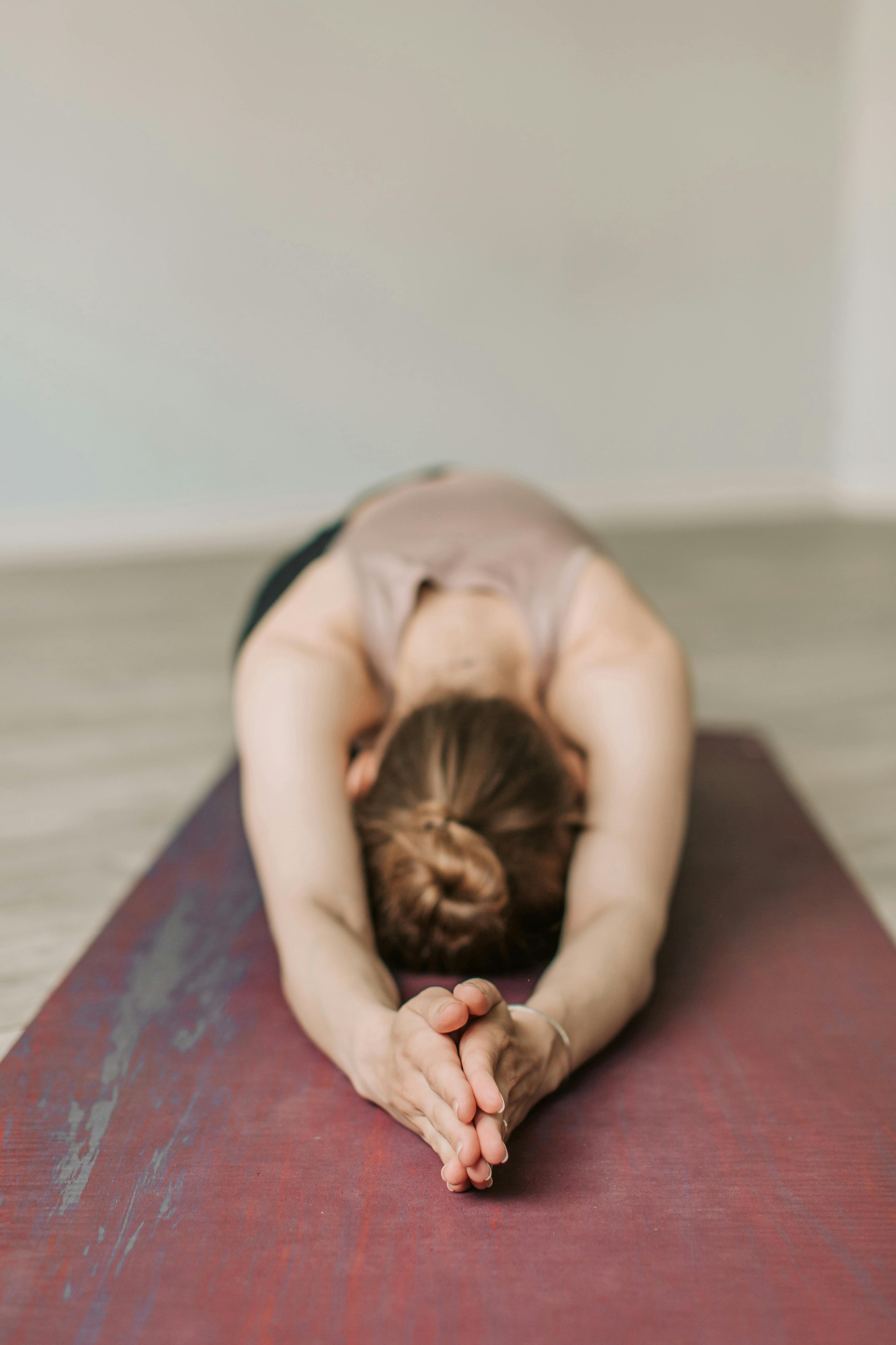 一位女士在瑜伽课上以儿童姿势伸展身体，促进健康与放松