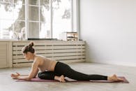 女性在室内练习瑜伽，有助于促进健康的生活方式