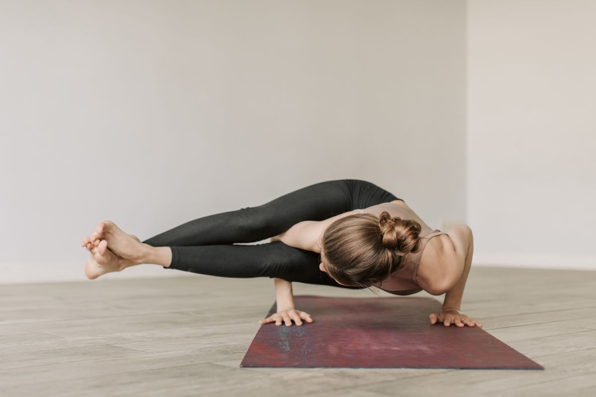 Pincha Mayurasana : l'équilibre sur les avant-bras - Erreurs fréquentes, sécurité et contre-indications