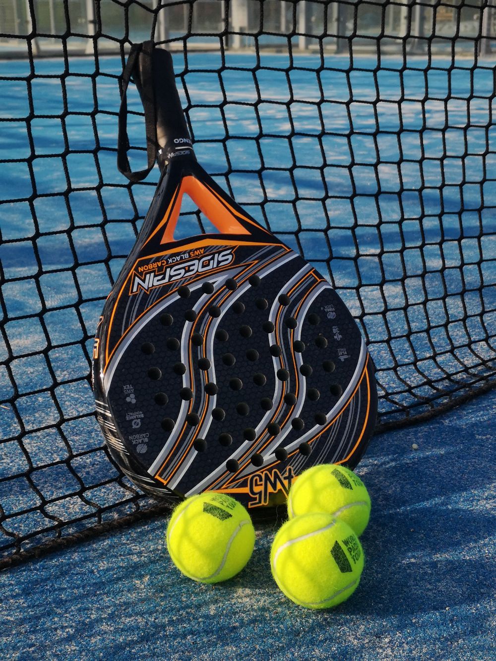 Babolat Technical Viper Padel-Schläger von oben auf dem Court