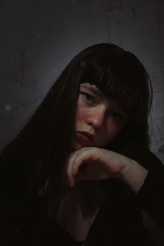一位深色长发、神情专注的年轻女子，在一幅情绪饱满的肖像画中凝视着镜头