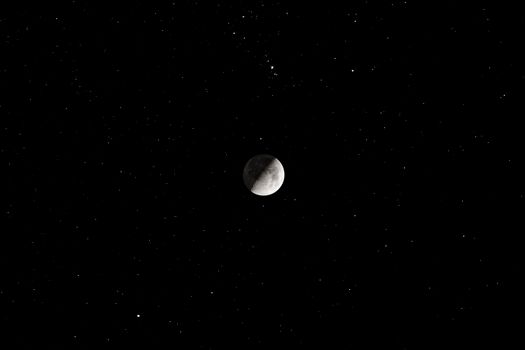 迷人的夜空，以半月和星空为背景，非常适合天文爱好者观赏